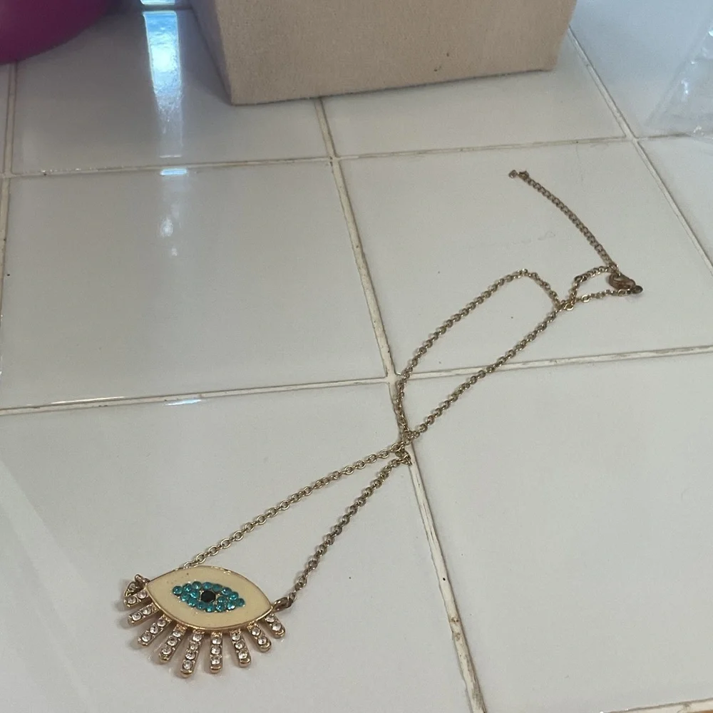 Source Unknown Gold Necklace with Eye Pendant - Picture 3 of 3